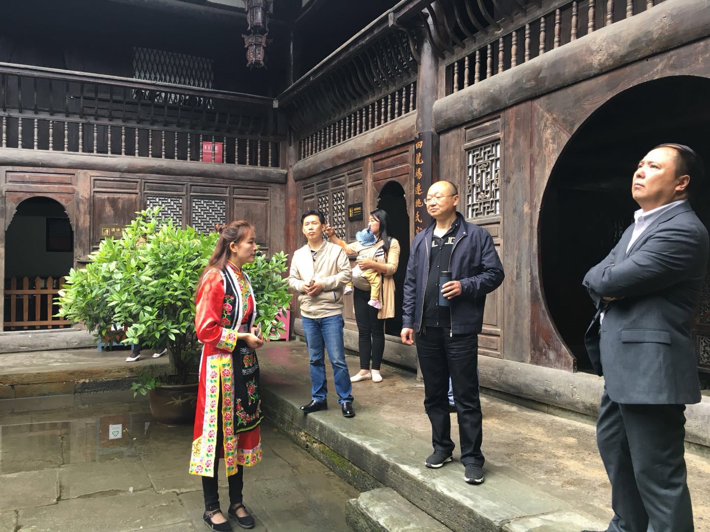 而详写其人文历史,讲述了对青木川影响深远的传奇人物——魏辅唐和叶